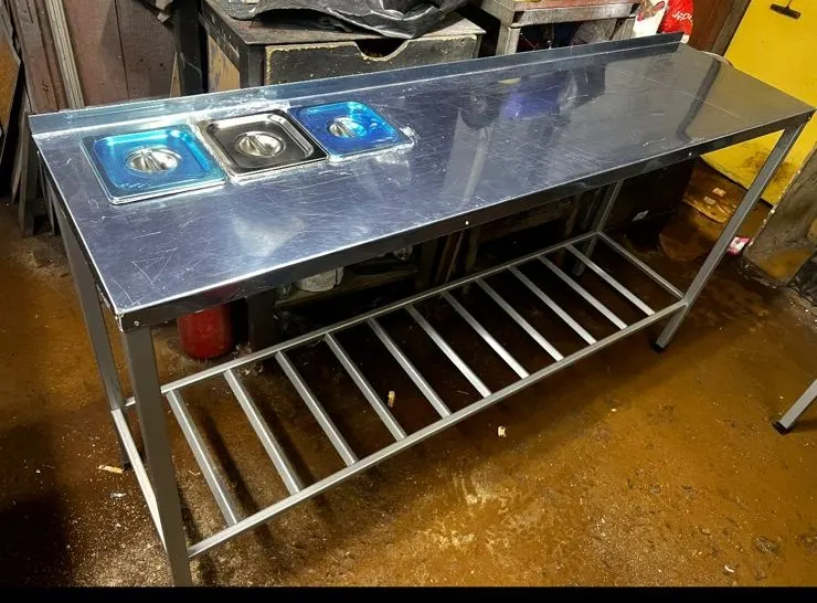 Mesón de trabajo de acero inoxidable con depósitos