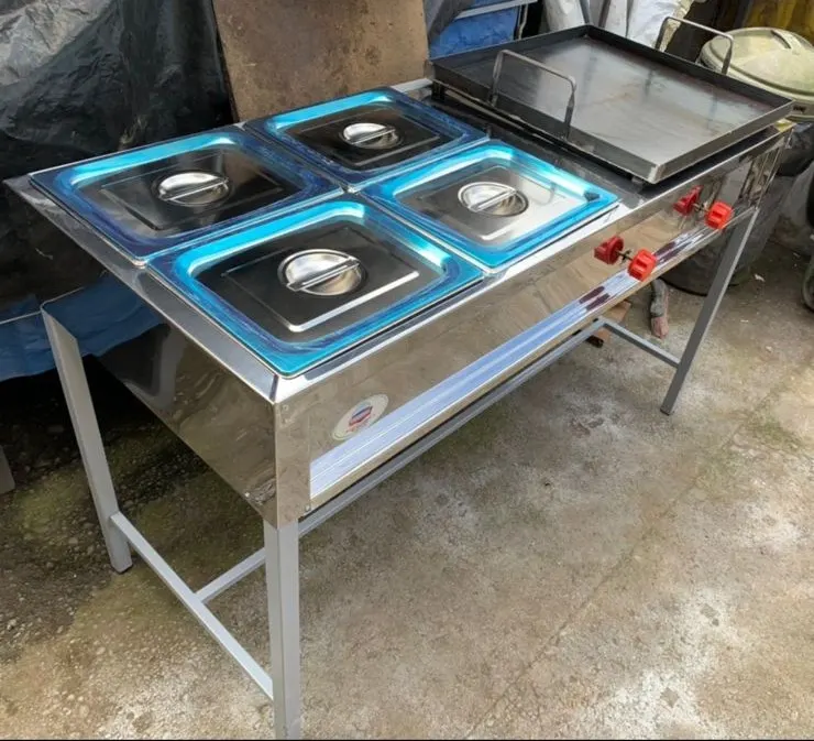 Bain-marie station with industrial griddle