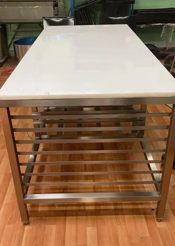 Mesa de trabajo con tabla de corte