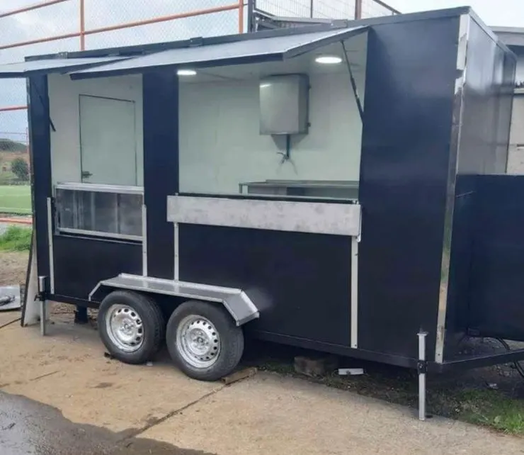 Foodtruck gastronómico negro
