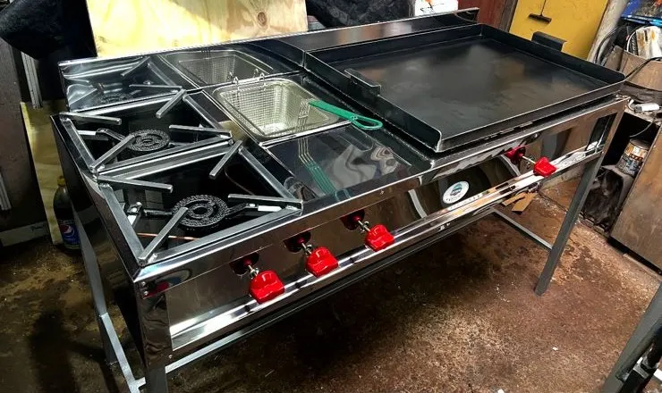 Cocina multifuncional industrial con plancha y freidora
